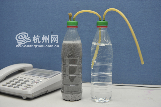 2瓶矿泉水,几根软管,两袋药剂,外加2个特制的瓶盖,就是这个制氧机的