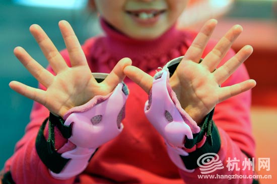 杭州万象城溜冰场的冰刀又切断一名小女孩手指