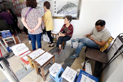 为了享受相关奖励与优惠政策,有人提早五天就来排队了。 为了享受相关奖励与优惠政策,有人提早五天就来排队了。