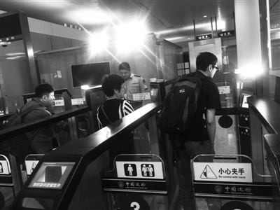 萧山机场3条自助入境通道 使用人数不到四成 萧山机场3条自助入境通道 使用人数不到四成