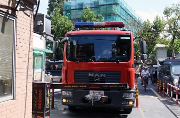 杭州小区道闸门禁系统过窄 竟成消防车"拦路虎"