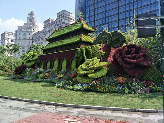 羽化成蝶 作品1:钱塘跃色 打卡地点:耀江广厦 展出单位:上城区城管局 购物、帆船、冲浪、潮涌,它把发展的思绪写进了历史的卷轴;又将激情与憧憬融入滚滚浪潮之中。新的机遇,新的挑战,新的成果如同潮水般涌现。拥江发展战略正在三江两岸紧锣密鼓地进行着,这是时代的号召、是杭州迈上更高台阶的信号。这里有对历史的传承、这里有对美好未来的向往,更多的是对美好幸福生活的期待!中国梦!杭州梦! 作品2:改革之芯 打卡地点:凤山公园 展出单位:上城区绿化办 40年的改革开放如同一把通往成功的钥匙,让杭州、让中国发生了翻天