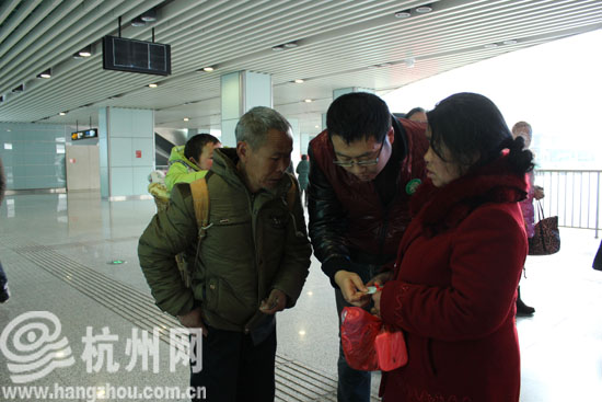 “您这是城站火车站的车票，这里是东站，坐地铁去还来得及”