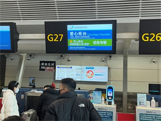 杭州萧山国际机场致敬医护人员 开通“医护通道”提供优先登机服务