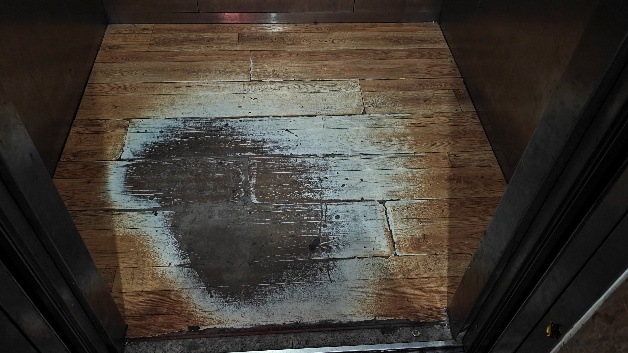 左图为新梯地面,右图为旧梯地面 配图6