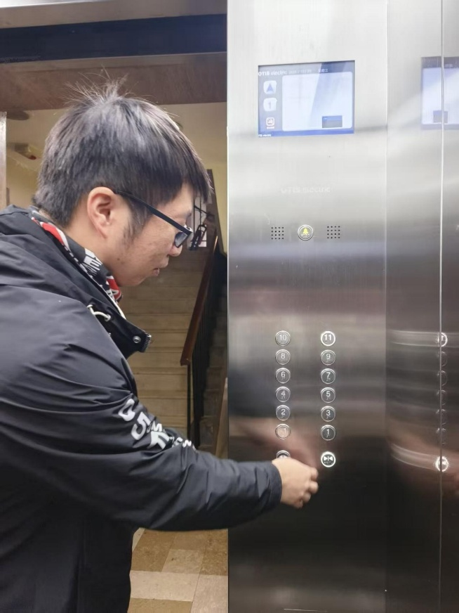 左图为新梯按键面板,右图为旧梯按键面板 配图8