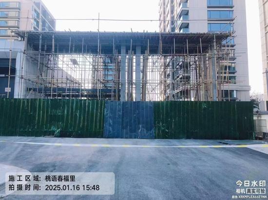 业主提供的交付初期照片显示,2025年1月小区局部仍在施工。图片由业主提供 配图1