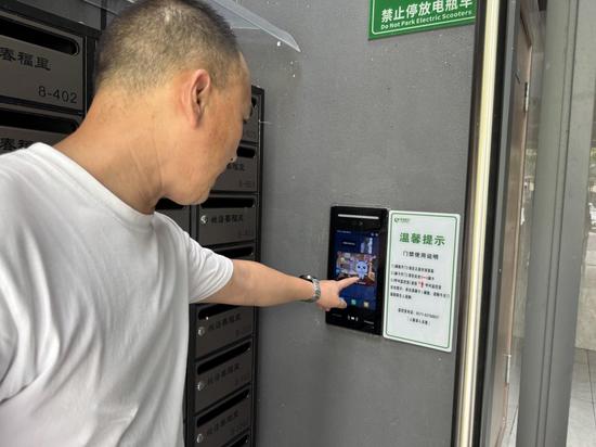 8月18日,记者与业主现场测试单元门禁,设备未能正常识别。记者摄 配图2