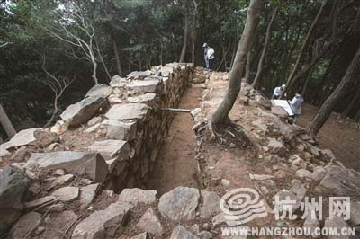 古墓建在山腰上  