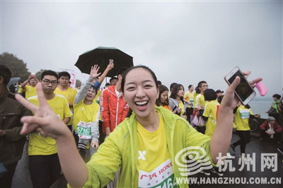 和前几年不同，今年杭马遇上了久违的“雨战”，但冷雨和寒风不能熄灭选手们的欢乐。